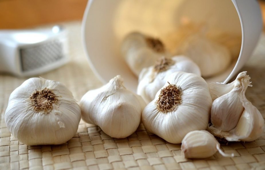 Garlic Uncovered: Flavor Boosting Tips and Surprising Benefits